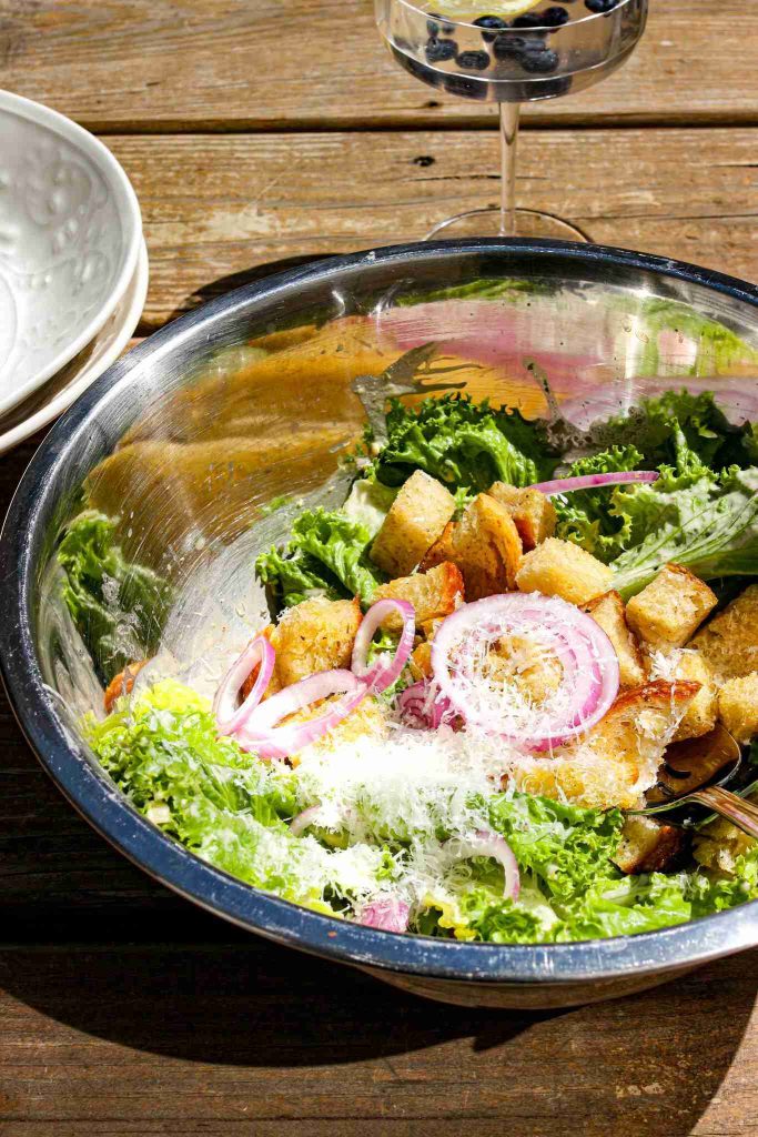 سالاد سزار وگان با کروتون سیر سالاد سزار وگان با کروتون سیر