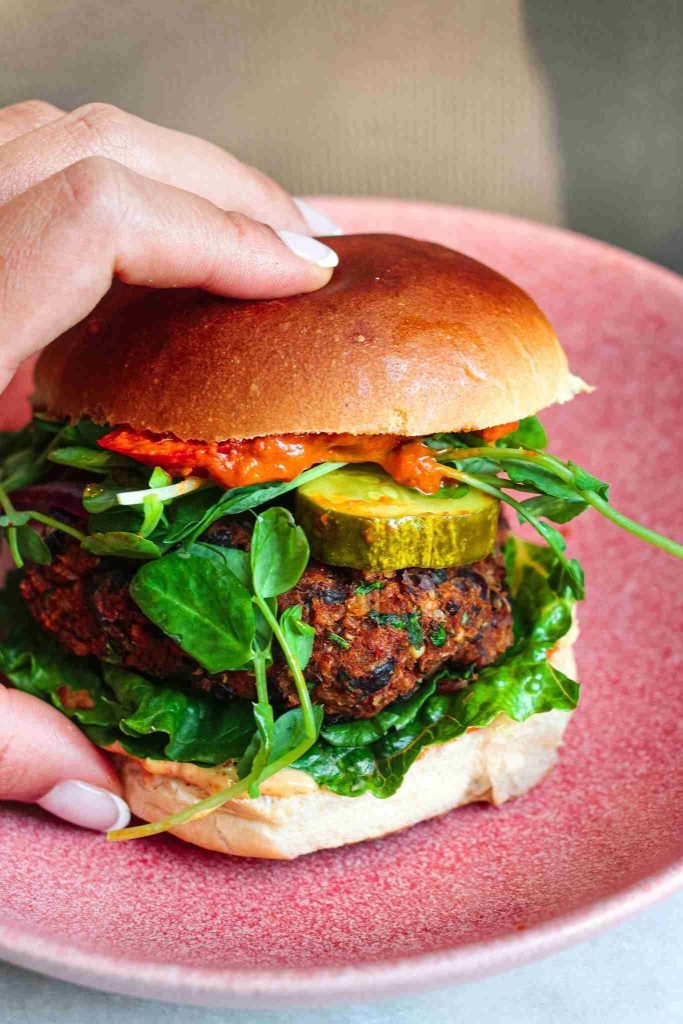 طرز تهیه برگر کینوا و لوبیا سیاه