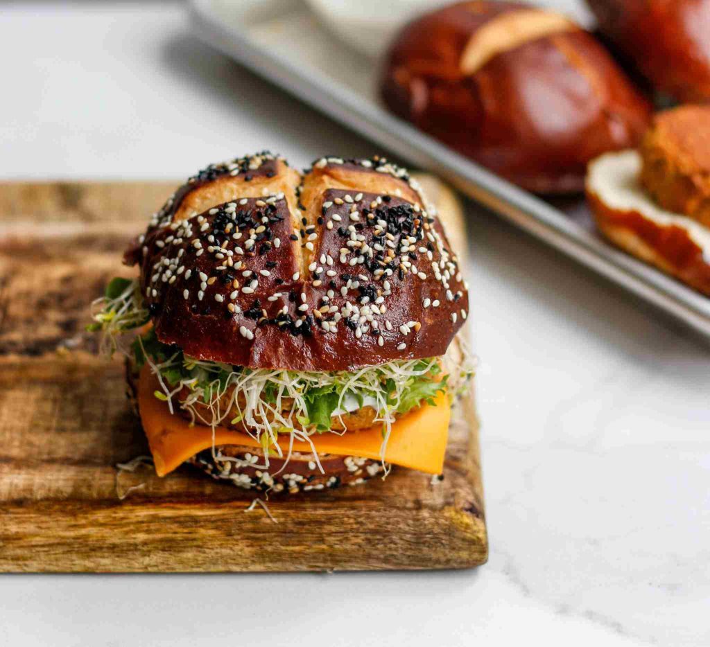 همبرگر نخود گل کلم بوداده روی نان چوب شور