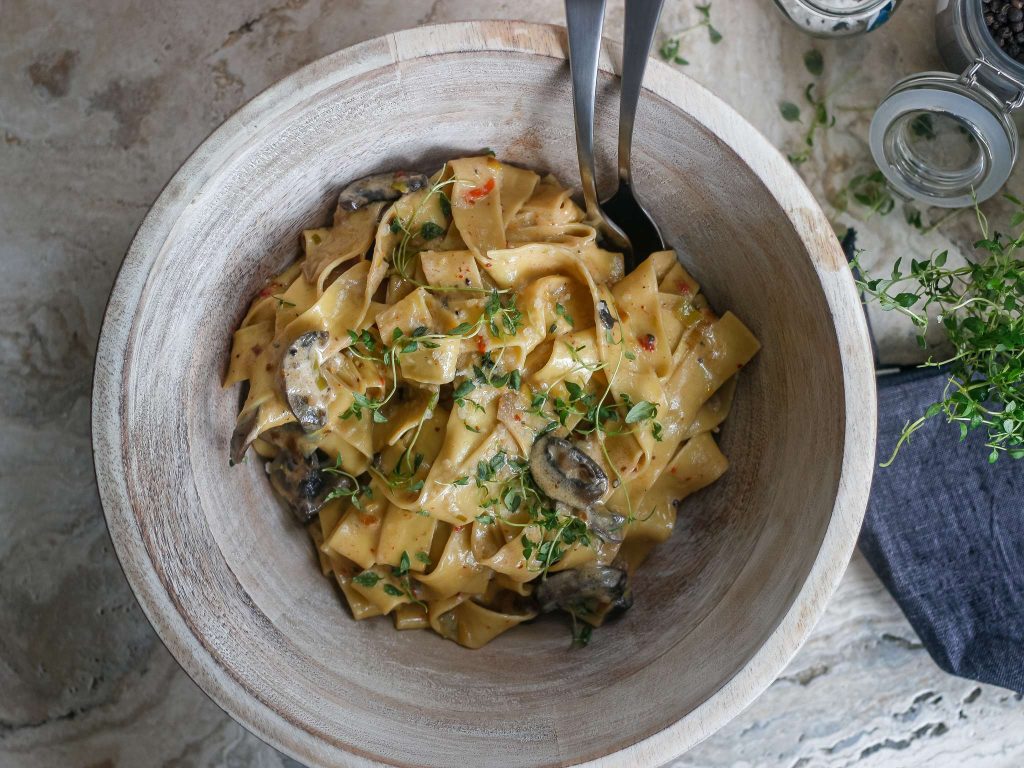 پاستا پاپاردل با سس ترافل خامه ای نارگیل