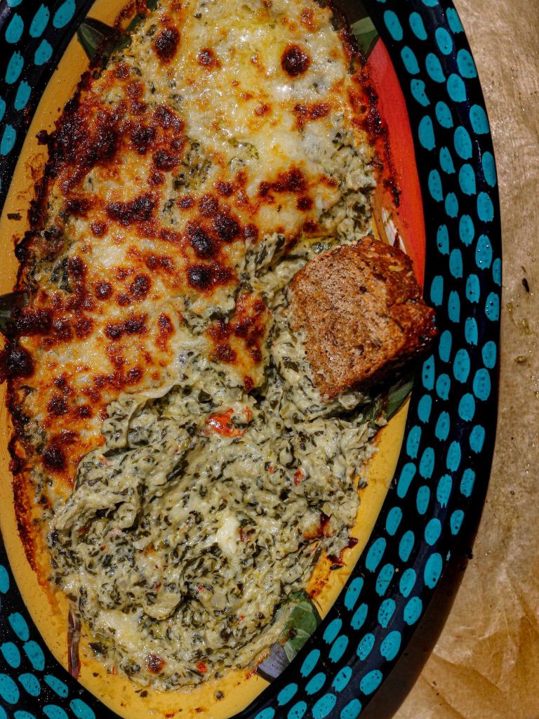 چگونه یک دیپ اسفناج و کنگر فرنگی سالم درست کنیم